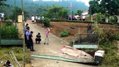 Lực lượng chức năng huyện Văn Bàn, Lào Cai khám nghiệm hiện trường vụ đổ cổng trường tiểu học làm 3 học sinh thiệt mạng đầu tháng 9-2020.
