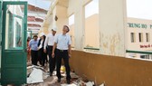 Phó Chủ tịch UBND TPHCM  Võ Văn Hoan kiểm tra  sự cố tốc mái ở Trường THPT Bình Phú. Ảnh: HOÀNG HÙNG  