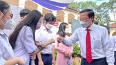 Chủ tịch UBND TPHCM Phan Văn Mãi thăm hỏi các em học sinh tại lễ khai giảng Trường THPT chuyên Lê Hồng Phong, sáng 5-9. Ảnh: HOÀNG HÙNG