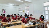 Học sinh Trường THPT Đào Duy Anh (quận 6) trong một giờ học trực tiếp cuối năm học 2020-2021