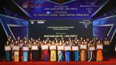 Các thầy cô nhận danh hiệu. Ảnh: HOÀNG HÙNG