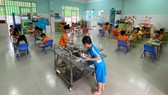 Học sinh Trường Mầm non Sóc Nâu (quận Gò Vấp) trong giờ ăn bán trú tại trường vào đầu tháng 4-2022