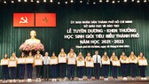  Phó Chủ tịch UBND TPHCM Dương Anh Đức  và Giám đốc Sở GD ĐT TPHCM Nguyễn Văn Hiếu chúc mừng các học sinh tại lễ tuyên dương khen thưởng. Ảnh: CAO THĂNG