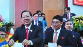 Đồng chí Phan Văn Mãi (bìa trái) tái đắc cử Bí thư Tỉnh ủy Bến Tre nhiệm kỳ 2020-2025. Ảnh: TÍN HUY