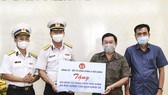 Bộ Tư lệnh Vùng 5 Hải quân tặng nhu yếu phẩm cho người dân