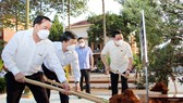 Chủ tịch Quốc hội Vương Đình Huệ trồng cây lưu niệm