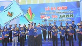 Bí thư Thành ủy TPHCM Nguyễn Thiện Nhân trao cờ xuất quân Chiến dịch tình nguyện Mùa hè xanh. Ảnh: VIỆT DŨNG