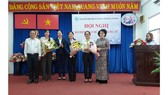 Bà Nguyễn Trần Phượng Trân (thứ 3 bên phải) giữ chức Chủ tịch Hội LHPN TPHCM