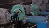 Nhân viên nhà máy nước Thủ Đức thực hiện bảo trì máy móc
