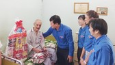 Anh Lê Quốc Phong, Ủy viên dự khuyết BCH Trung ương Đảng, Bí thư thứ nhất Trung ương Đoàn thăm hỏi thương binh tại Trung tâm Dưỡng lão Thị Nghè