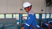 Nhân viên Nhà máy nước thực hiện bảo trì máy móc
