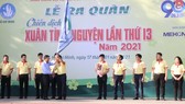 Trưởng Ban Dân vận Thành ủy TPHCM Nguyễn Hữu Hiệp trao cờ xuất quân chiến dịch “Xuân tình nguyện” năm 2021