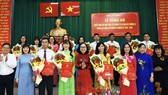Đồng chí Thái Thị Bích Liên, Bí thư Quận ủy Quận 4 trao quyết định thành lập Đảng bộ phường 13, sáng 18-1-2021