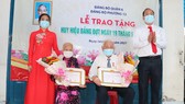Đồng chí Nguyễn Hồ Hải trao Huy hiệu Đảng cho đảng viên cao tuổi tại quận 6