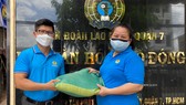 Đại diện Liên đoàn Lao động TPHCM tiếp nhận gạo từ tỉnh Trà Vinh trao tặng