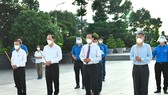 Các đồng chí lãnh đạo TPHCM dâng hương tại Nghĩa trang liệt sĩ TPHCM. Ảnh: VIỆT DŨNG