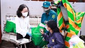Đồng chí Thái Thị Bích Liên tặng quà và thăm hỏi tình hình đời sống của chị Trần Thị Mộng Tuyền