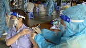 Công nhân "3 tại chỗ" KCX Tân Thuận được tiêm vaccine Vero Cell sáng 15-8