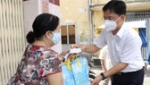 Bí thư Quận ủy quận 5 Nguyễn Mạnh Cường trao túi an sinh người dân khó khăn tại phường 8
