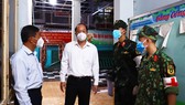 Phó Bí thư Thành ủy TPHCM Nguyễn Hồ Hải trao đổi với Ban Chỉ huy Quân sự quận 4 về công tác phối hợp chăm lo người dân