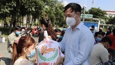 Tặng gạo công nhân khó khăn tại KCX Tân Thuận
