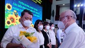 Đồng chí Phan Nguyễn Như Khuê tặng hoa chúc mừng các cá nhân, tập thể được đề xuất tặng Bằng khen của Thủ tướng Chính phủ vì có thành tích xuất sắc trong công tác phòng, chống dịch Covid-19 trên địa bàn