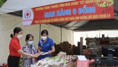 Người khó khăn mua sắm tết tại gian hàng 0 đồng