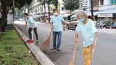 Người dân tham gia dọn vệ sinh tại các tuyến đường