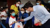Phó Chủ tịch Thường trực UBND TPHCM Lê Hòa Bình lì xì trẻ tại chương trình "Tổ ấm ngày xuân"