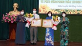 Bí thư Quận ủy quận 1 Trần Kim Yến trao Huân Chương Lao động hạng Nhì đến các tập thể, cá nhân