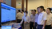 Các đại biểu tham quan mô hình sáng tạo trưng bày tại triển lãm