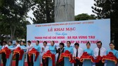Các đồng chí lãnh đạo TPHCM và tỉnh Bà Rịa - Vũng Tàu cắt băng khai mạc triển lãm