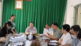 Các thành viên tổ giúp việc thảo luận hình thức xét chọn các gương tiêu biểu ngày 9-8