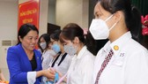 Trao học bổng Nguyễn Thị Minh Khai đến nữ sinh khó khăn
