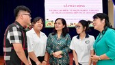 Chủ tịch HĐND TPHCM Nguyễn Thị Lệ và Chủ tịch Ủy ban MTTQVN TPHCM Trần Kim Yến thăm hỏi các em sinh viên được hỗ trợ. Ảnh: VIỆT DŨNG 