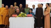 Đồng chí Trần Kim Yến và Hòa thượng Thích Lệ Trang đại diện 2 đơn vị ký chương trình phối hợp giai đoạn 2022-2027
