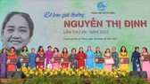 Các đồng chí lãnh đạo thành phố cùng các cá nhân, tập thể nhận giải thưởng Nguyễn Thị Định. Ảnh: CAO THĂNG