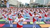 Chương trình đồng diễn TDDS, yoga diễn ra tại khu vực đường Lê Lợi. Ảnh: DŨNG PHƯƠNG