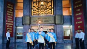 Đinh Phương Thành (cầm đuốc) và các VĐV đã thực hiện nghi lễ xin lửa tại Bảo tàng Hồ Chí Minh. Ảnh: N.TÚ