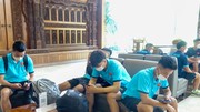 Các cầu thủ mệt mỏi khi đến khách sạn ở thủ đô Jakarta