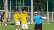 HLV Đinh Thế Nam cặn dặn học trò trước trận đấu với U19 Brunei. ẢNH: PHAN HỒNG