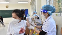 Tiêm vaccine ngừa Covid-19 cho học sinh. Ảnh: QUANG PHÚC