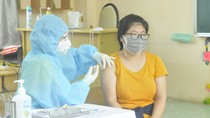 Tiêm vaccine tại huyện Bình Chánh (TPHCM). Ảnh: CAO THĂNG