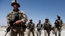 Binh sĩ Mỹ đi tuần quanh doanh trại quân đội Afghanistan tại tỉnh Logar. Ảnh: REUTERS