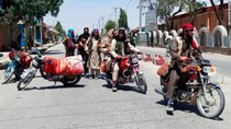 Các tay súng Taliban trên đường phố Ghazni ngày 12-8. Ảnh: CNN