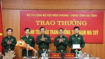 Trung tướng Lê Đức Thái, Tư lệnh Bộ đội Biên phòng Việt Nam trao thưởng cho ban chuyên án