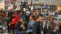 Khách hàng mua sắm tại một cửa hàng IKEA ở Omsk, Nga. Nguồn: REUTERS