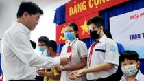 Ông Phạm Hồng Sơn, Bí thư Quận ủy quận Phú Nhuận trao học bổng cho học sinh hoàn cảnh khó khăn trên địa bàn quận