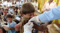 Nhân viên y tế tiêm vaccine phòng viêm gan cho các em nhỏ tại Kandkot, tỉnh Sindh, miền Nam Pakistan. Ảnh tư liệu: AFP/TTXVN