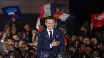 Tổng thống Pháp đương nhiệm Emmanuel Macron trong cuộc gặp những người ủng hộ, sau khi giành chiến thắng trong cuộc bầu cử Tổng thống vòng 2, tại Paris, tối 24-4-2022. Ảnh: AFP/TTXVN